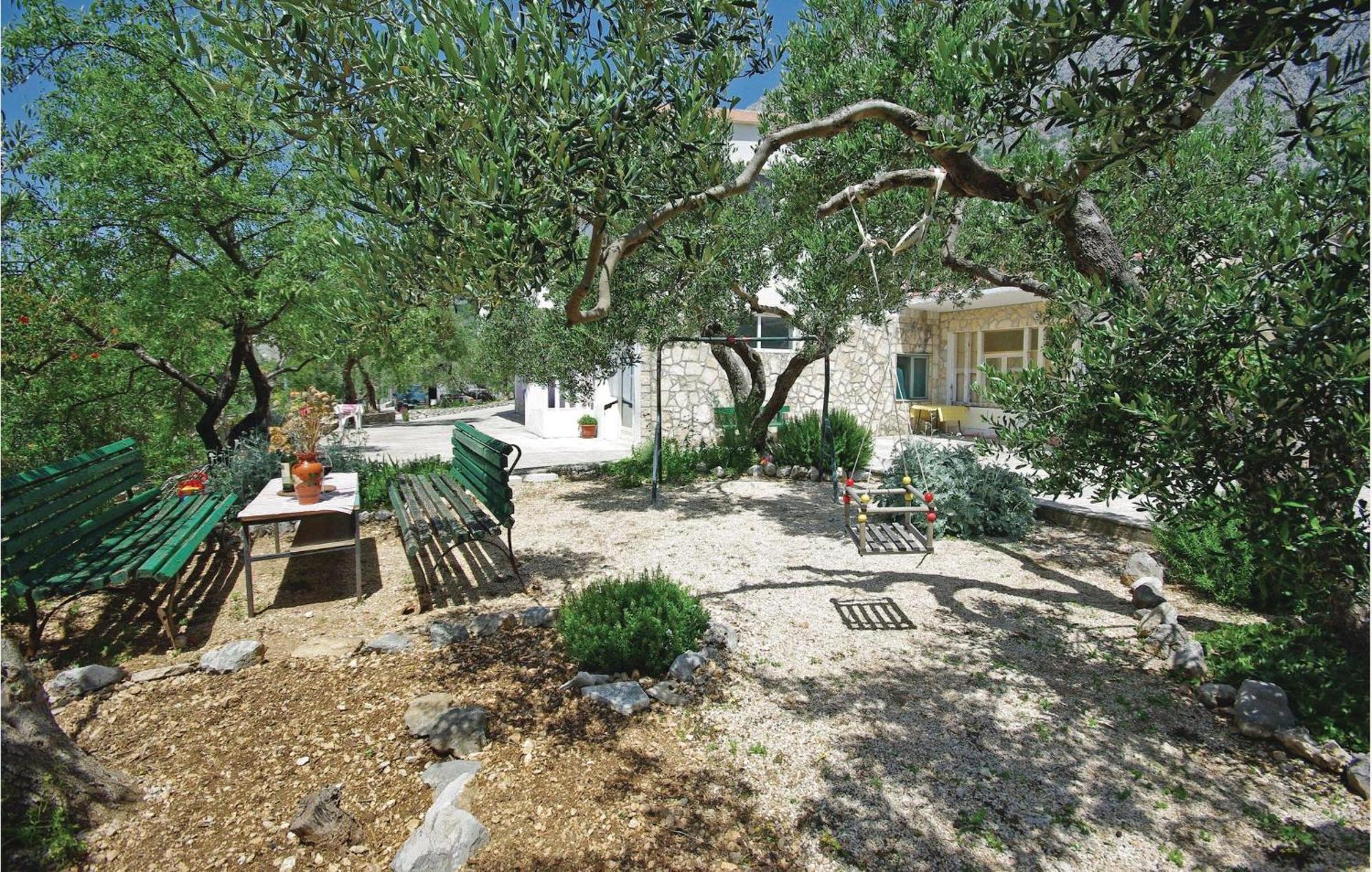2 Bedroom Cozy Apartment In Makarska Exterior photo