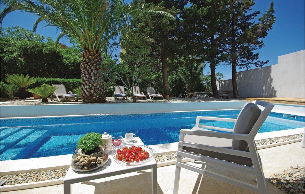 2 Bedroom Cozy Apartment In Makarska Exterior photo