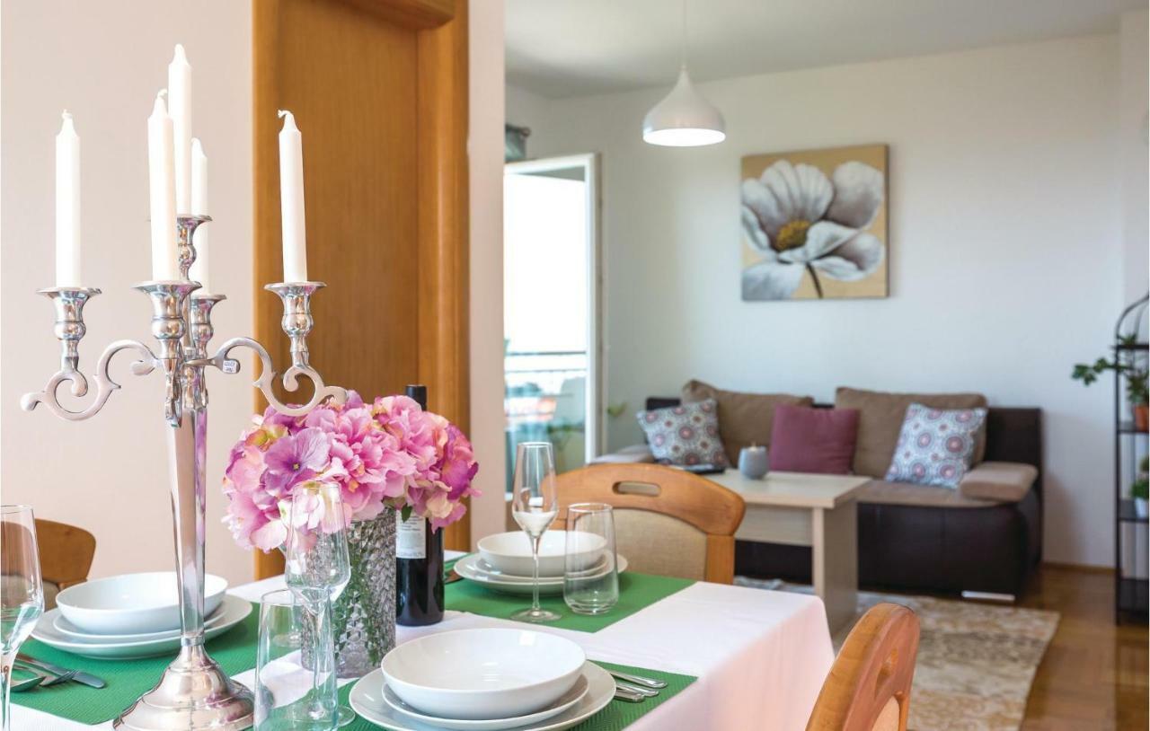 2 Bedroom Cozy Apartment In Makarska Exterior photo