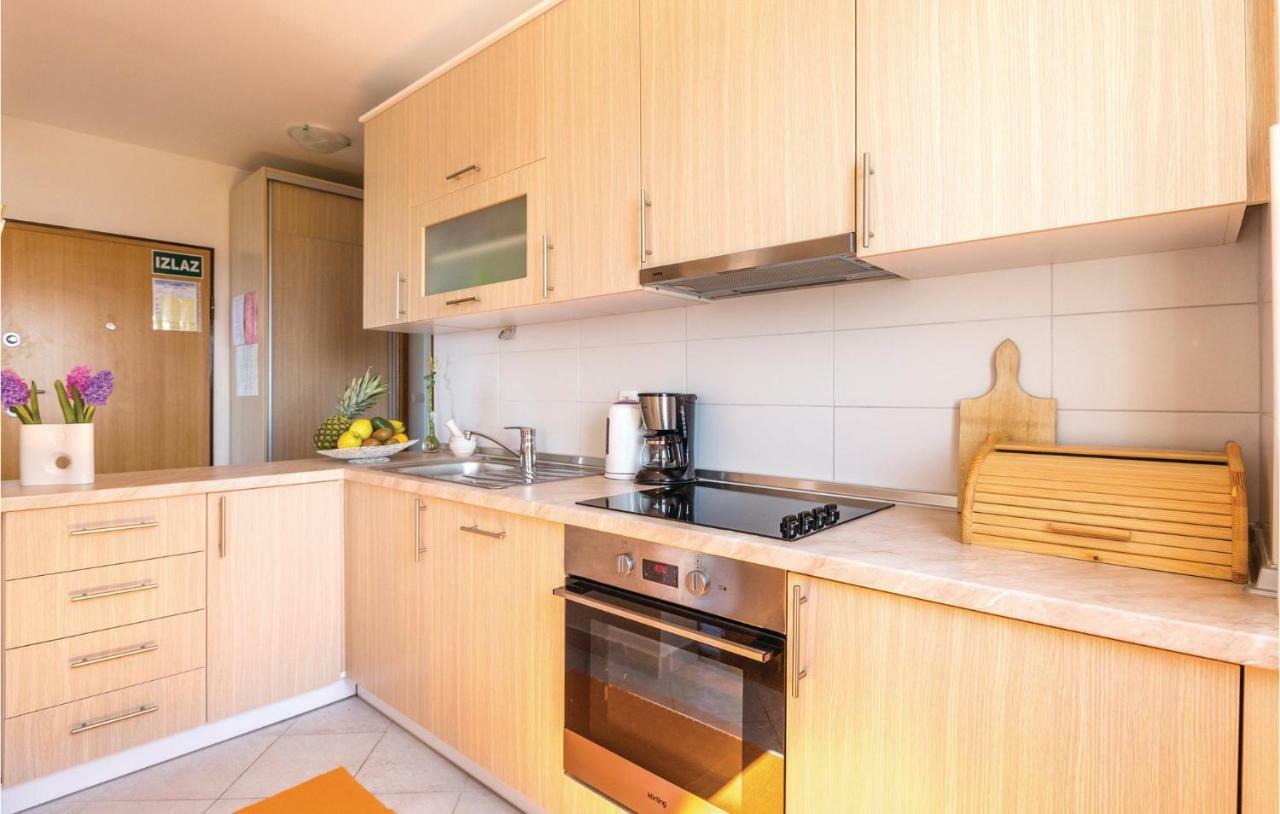 2 Bedroom Cozy Apartment In Makarska Exterior photo